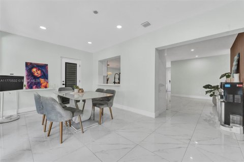 House in Hollywood, Florida 3 bedrooms, 157.66 sq.m. № 1610381 - photo 4
