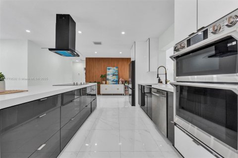 House in Hollywood, Florida 3 bedrooms, 157.66 sq.m. № 1610381 - photo 9