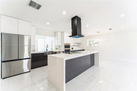 House in Hollywood, Florida 3 bedrooms, 157.66 sq.m. № 1610381 - photo 14