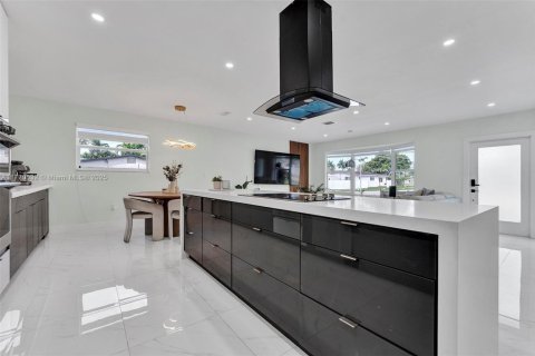 House in Hollywood, Florida 3 bedrooms, 157.66 sq.m. № 1610381 - photo 12