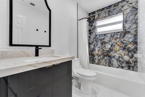 House in Hollywood, Florida 3 bedrooms, 157.66 sq.m. № 1610381 - photo 26