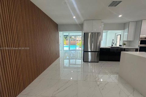 House in Hollywood, Florida 3 bedrooms, 157.66 sq.m. № 1610381 - photo 8