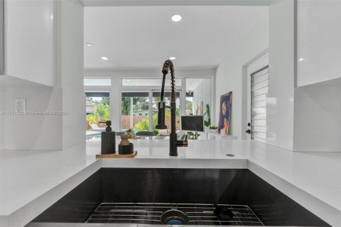 House in Hollywood, Florida 3 bedrooms, 157.66 sq.m. № 1610381 - photo 13
