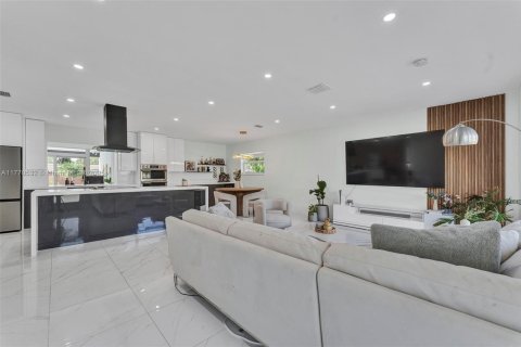 House in Hollywood, Florida 3 bedrooms, 157.66 sq.m. № 1610381 - photo 17