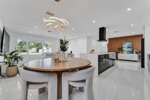 House in Hollywood, Florida 3 bedrooms, 157.66 sq.m. № 1610381 - photo 2