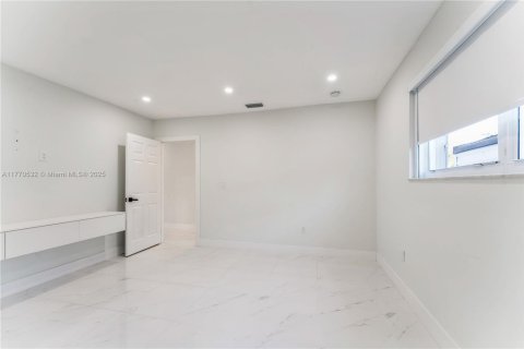 House in Hollywood, Florida 3 bedrooms, 157.66 sq.m. № 1610381 - photo 20