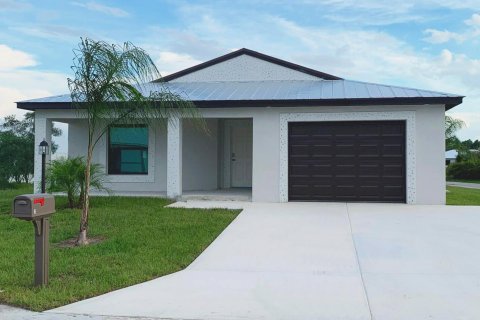 House in St. Lucie, Florida 2 bedrooms, 156.73 sq.m. № 2195058