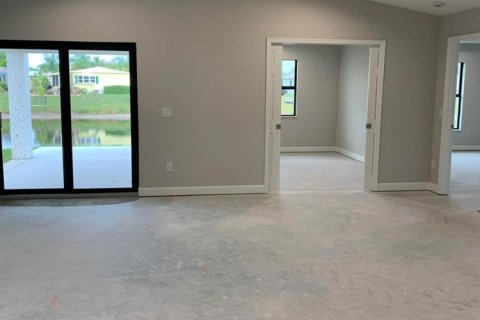 House in St. Lucie, Florida 2 bedrooms, 156.73 sq.m. № 2195058 - photo 11