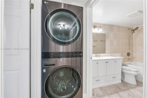 Condominio en alquiler en Miami, Florida, 1 dormitorio, 66.89 m2 № 2020227 - foto 6