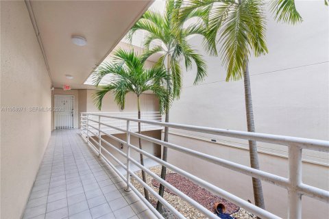 Condominio en alquiler en Miami, Florida, 1 dormitorio, 66.89 m2 № 2020227 - foto 14