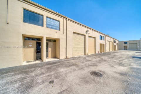 Commercial property in Miami, Florida № 2027254 - photo 14