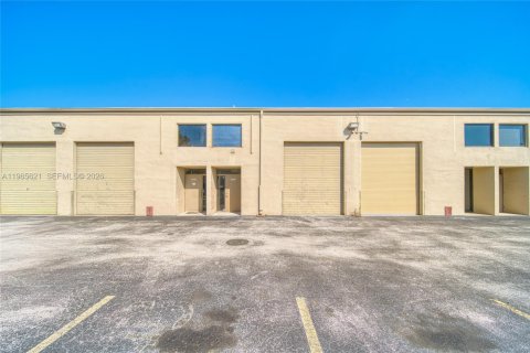 Commercial property in Miami, Florida № 2027254