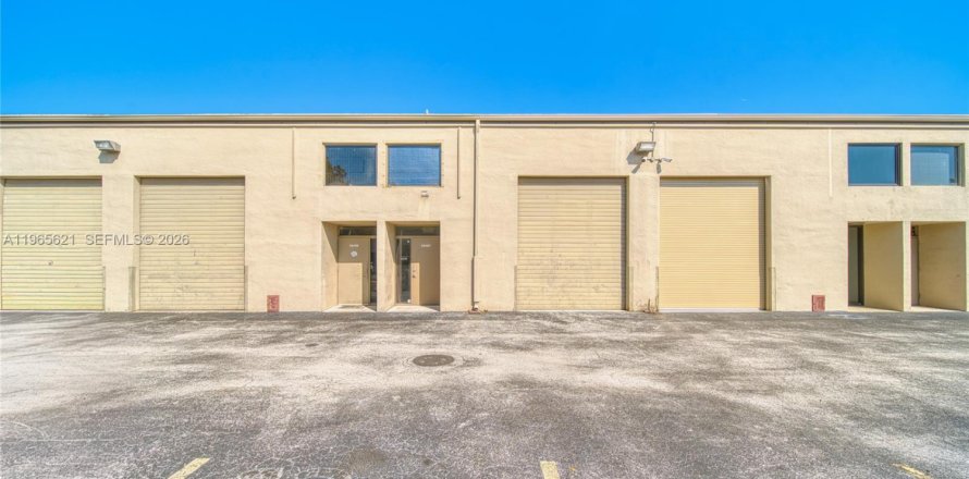 Commercial property in Miami, Florida № 2027254