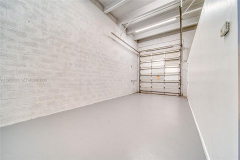 Commercial property in Miami, Florida № 2027254 - photo 10