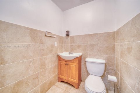 Commercial property in Miami, Florida № 2027254 - photo 11