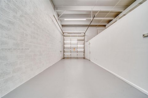 Commercial property in Miami, Florida № 2027254 - photo 4