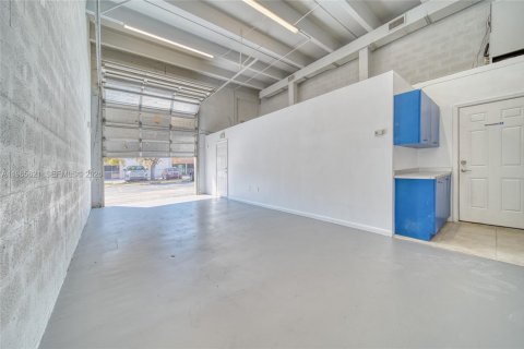 Commercial property in Miami, Florida № 2027254 - photo 12