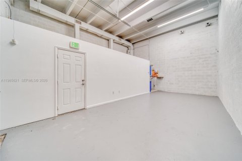 Commercial property in Miami, Florida № 2027254 - photo 3