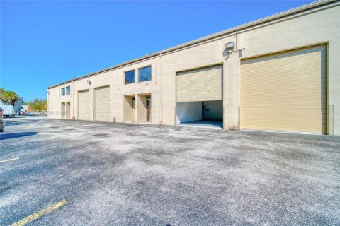 Commercial property in Miami, Florida № 2027254 - photo 13