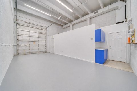 Commercial property in Miami, Florida № 2027254 - photo 2