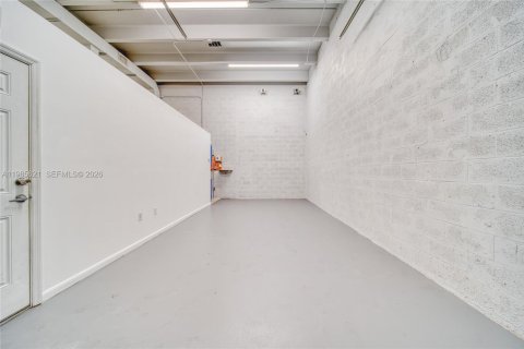 Commercial property in Miami, Florida № 2027254 - photo 9