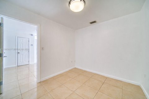 Commercial property in Miami, Florida № 2027254 - photo 8