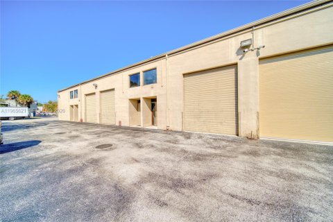 Commercial property in Miami, Florida № 2027254 - photo 15