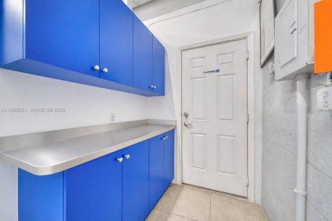 Commercial property in Miami, Florida № 2027254 - photo 5