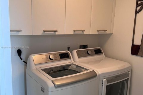 Condo in Sunny Isles Beach, Florida, 3 bedrooms  № 1696691 - photo 9