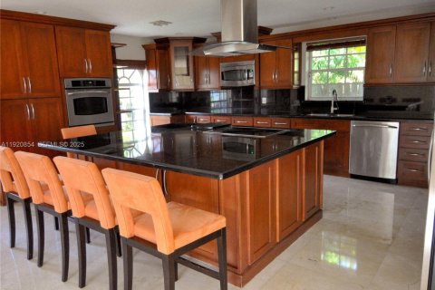 Снять в аренду виллу или дом в Майами, Флорида 4 спальни, 235.97м2, № 1988685 - фото 1