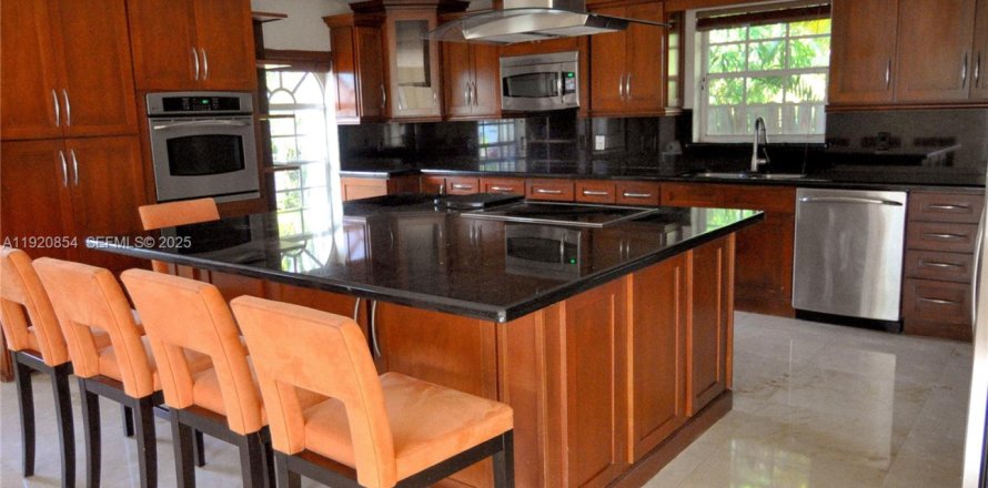 Дом в Майами, Флорида 4 спальни, 235.97м2 № 1988685