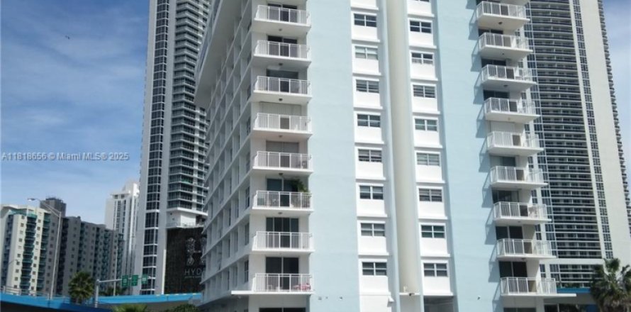 Condo in Hallandale Beach, Florida, 2 bedrooms № 1777765