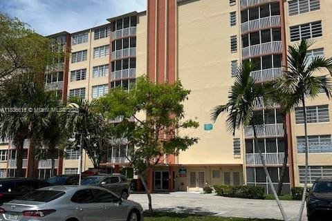 Condo in Miami, Florida, 2 bedrooms  № 1822193 - photo 1