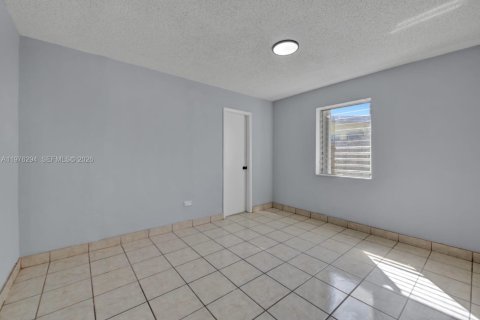 House in Miami, Florida 5 bedrooms, 238.2 sq.m. № 2042485 - photo 12