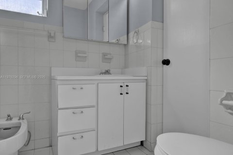 House in Miami, Florida 5 bedrooms, 238.2 sq.m. № 2042485 - photo 20