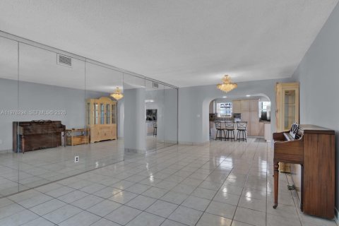 House in Miami, Florida 5 bedrooms, 238.2 sq.m. № 2042485 - photo 9