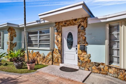 House in Miami, Florida 5 bedrooms, 238.2 sq.m. № 2042485