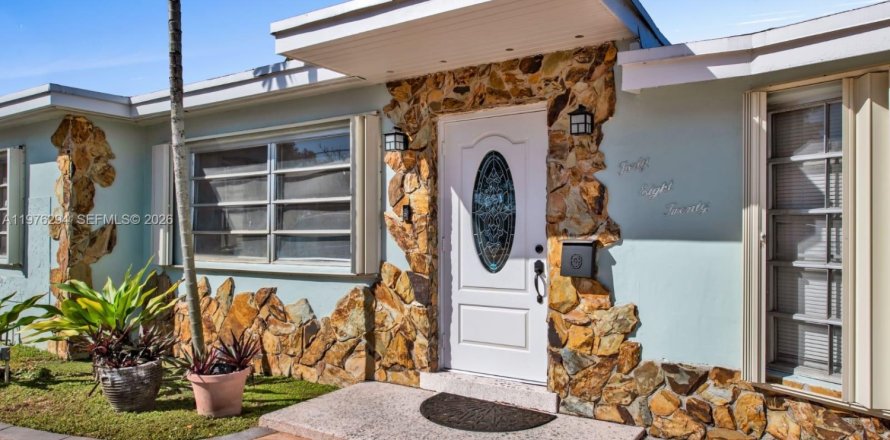 House in Miami, Florida 5 bedrooms, 238.2 sq.m. № 2042485