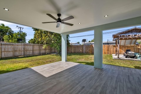 House in Miami, Florida 5 bedrooms, 238.2 sq.m. № 2042485 - photo 26