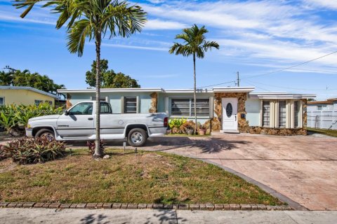 House in Miami, Florida 5 bedrooms, 238.2 sq.m. № 2042485 - photo 4