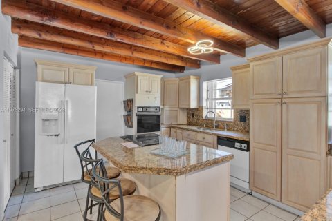 House in Miami, Florida 5 bedrooms, 238.2 sq.m. № 2042485 - photo 5