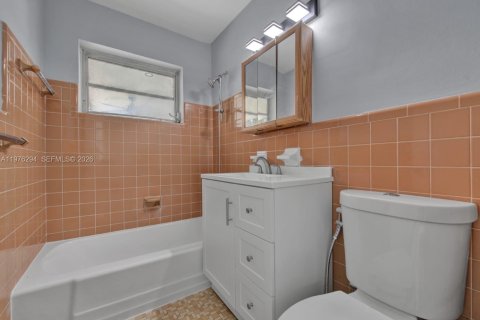 House in Miami, Florida 5 bedrooms, 238.2 sq.m. № 2042485 - photo 19