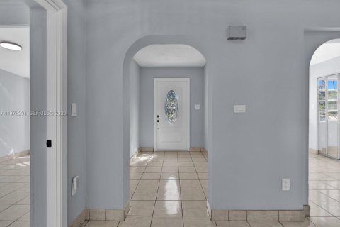 House in Miami, Florida 5 bedrooms, 238.2 sq.m. № 2042485 - photo 14