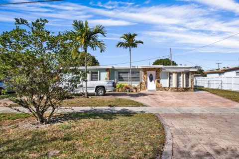 House in Miami, Florida 5 bedrooms, 238.2 sq.m. № 2042485 - photo 25