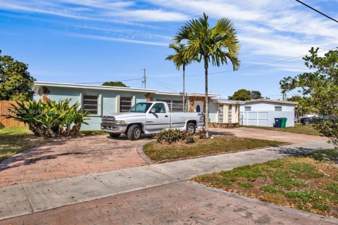 House in Miami, Florida 5 bedrooms, 238.2 sq.m. № 2042485 - photo 3