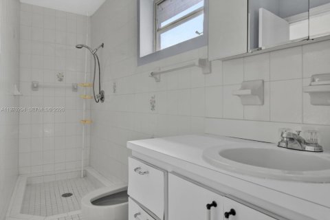 House in Miami, Florida 5 bedrooms, 238.2 sq.m. № 2042485 - photo 15