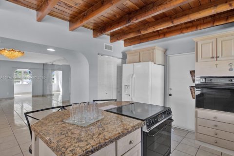 House in Miami, Florida 5 bedrooms, 238.2 sq.m. № 2042485 - photo 7