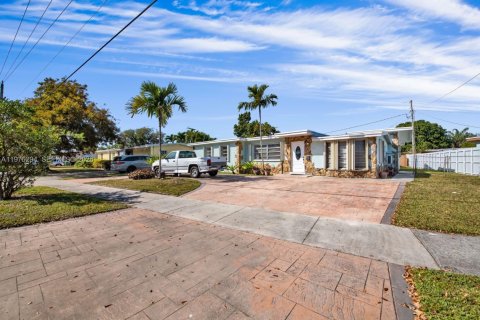 House in Miami, Florida 5 bedrooms, 238.2 sq.m. № 2042485 - photo 2