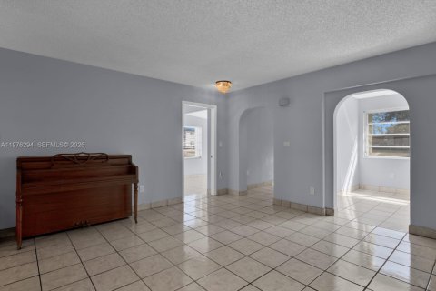 House in Miami, Florida 5 bedrooms, 238.2 sq.m. № 2042485 - photo 10