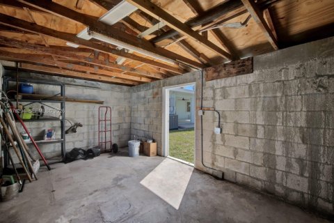 House in Miami, Florida 5 bedrooms, 238.2 sq.m. № 2042485 - photo 24